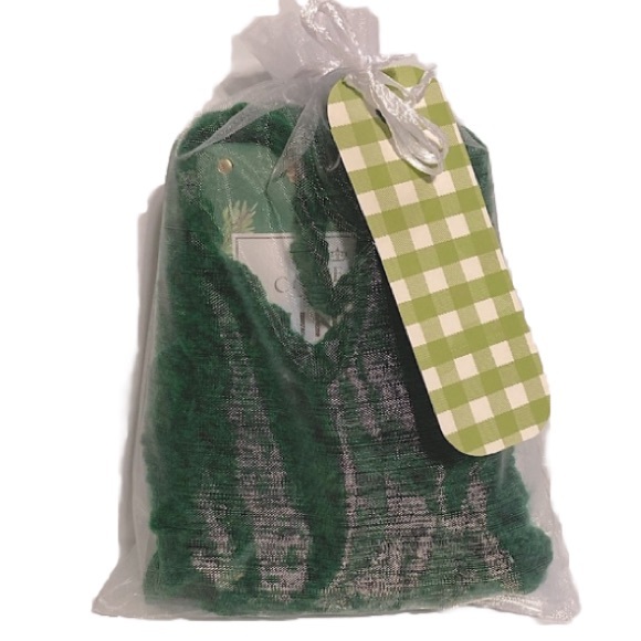 CASTELBEL Limited Edition Winter Pine Fragrance Bath Bar and Washcloth Gift Set - Picture 2 of 16